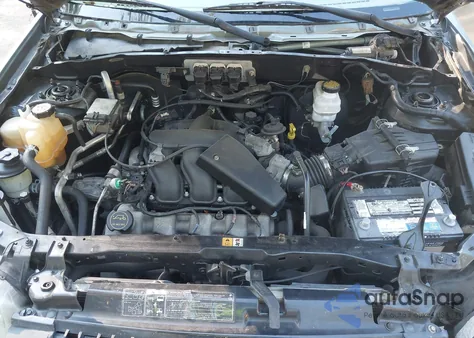 2005 Ford Escape Xlt z USA, uszkodzony, nr VIN 1FMYU03115KD87970